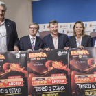 Romay (FEB), Ortega (Campofrío) y Sáinz (FBCyL) posan junto al alcalde, Lacalle, y la concejal De laFuente con los carteles anunciadores del amistoso.-SANTI OTERO