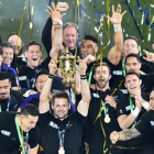 Los All Blacks neozelandeses celebran su triunfo en la final del Mundial de rugbi ante los Wallabies australianos, en Twickenham.-AFP / GABRIEL BOUYS