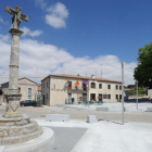 Imagen de la plaza con el Ayuntamiento de la localidad al fondo.-ISRAEL L. MURILLO