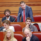 Arriba, los dos procuradores del Mixto, José Sarrión y Luis Mariano Santos; abajo, a la izquierda, Pablo Fernández (Podemos).-ICAL