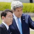 El secretario de Estado de EEUU, John Kerry (derecha), junto a su homólogo japonés, Fumio Kishida, en el homenaje a las víctimas de Hiroshima, este lunes.-KYODO