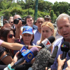 Ander Gil respondiendo a las preguntas de numerosos medios venezolanos, en presencia de Lilian Tintori-ECB