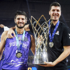Álex Barrera y Goran Huskic posan sobre el parquet del OAKA ateniense con el trofeo recién conquistado. B. B. HOJAS / SPB