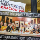 Un grupo de trabajadores de la Diputación se manifestó durante el pleno para criticar la gestión del equipo de Gobierno en materia laboral.-SANTI OTERO
