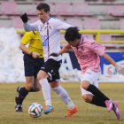 Fernando Llorente conduce el balón ante un jugador del Real Avilés.-Israel L. Murillo