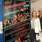 Ana Bernabé y Alberto Estébanez junto al cartel del Festival de Burgos Salsón 2016.-ISRAEL L. MURILLO