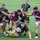 Ascroft-Leigh protege la posesión del oval.-SANTI OTERO