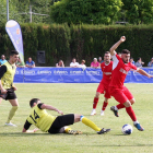 El jugador de Quemada Átomo esquiva la entrada de un defensor de Villalbilla en la final delTrofeo Diputación disputado ayer en Arlanza-Fermando Miguel