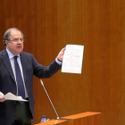 Herrera exhibe un documento durante el debate.-ICAL