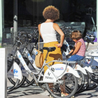 Una mujer se dispone a retirar una bicicleta.-ISRAEL L. MURILLO