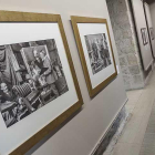 Vista de la sala en la que se observa en primer plano una fotografía de Luis R. Marín que muestra a Sorolla pintando a Jacinto Benavente.-Santi Otero