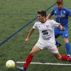 Ramiro trata de controlar un balón ante la presión de un jugador del Real Ávila-Santi Otero