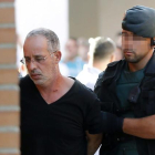 El presunto autor del asesinato de Eva Blanco, es trasladado por un agente de la Guardia Civil al juzgado de instrucción número 4 de Torrejón de Ardoz,.-EFE / CHEMA MOYA