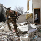 Un soldado del Ejército Democrático sirio en Raqqa.-REUTERS/ERIK DE CASTRO