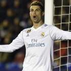 Cristiano Ronaldo se queja durante el encuentro ante el Levante del pasado sábado.-AFP / JOSE JORDAN