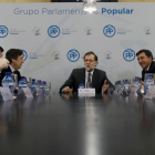 El líder del PP, Mariano Rajoy, en una reunión del grupo parlamentario popular a la que asiste (a su derecha) el secretario general, José Antonio Bermúdez de Castro.-EFE