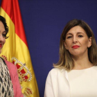 La ministra de Trabajo, Yolanda Díaz (d)  en su toma de posesión con Magdalena Valerio (i).-EUROPA PRESS