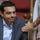 El primer ministro griego, Alexis Tsipras, en el transcurso de la maratoniana jornada en el Parlamento.-Foto:   REUTERS / CHRISTIAN HARTMANN