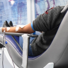 Un joven dona sangre en un punto móvil habilitado en Burgos capital. ICAL