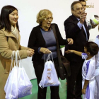 Manuela Carmena, alcaldesa de Madrid, y Florentino Pérez, durante la entrega de obsequios a unos niños.-EFE