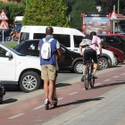 Un hombre circula en patinete y otro en bicicleta por el carril bici de la avenida de La Paz.-ISRAEL L. MURILLO