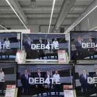 Televisores de un centro comercial ofreciendo el debate a cuatro que emitieron el lunes, 13 de junio, 17 televisiones de toda España simultáneamente.-ELOY ALONSO