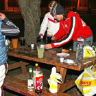 Un grupo de jóvenes practicando botellón.-ISRAEL L. MURILLO