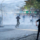 La policía lanza cañones de agua para dispersar a los manifestantes, el pasado sábado en Santiago.-PAULA ACUNZO (DPA)