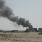 Una columna de humo se eleva en las afueras de Ramadi tras enfrentamientos enre el Ejército iraquí y los combatientes del Estado Islámico.-Foto: RUTERS / STRINGER