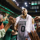 Jayson Tatum, felicitado por su gran aportación en el partido.-/ ADAM GLANZMAN (AFP)