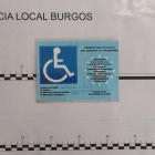 Tarjeta fotocopiada y caducada usada para aparcar irregularmente un vehículo en el Paseo de Laserna de Burgos. ECB