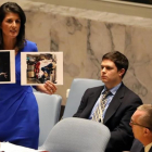 Nikki Haley sostiene unas fotografías de las víctimas del gas serín  en Siria-SHANNON STAPLETON