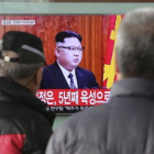 Un grupo de surcoreanos miran el discurso de fin de año del líder norcoreano Kim Jong-un en una televisión de una estación de tren de Seúl.-AP / AHN YOUNG-JOON