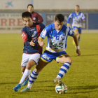 Mato protege el balón ante el acoso de un jugador del Boiro durante el partido de ayer.-ALBERTO CALVO