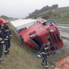 Los bomberos durante su intervención tras el accidente.-G.G.