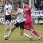 Cervero se zafa de un rival en el choque que jugó el Burgos CF en El Plantío ante la Ponferradina.-SANTI OTERO