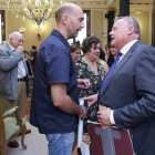 El portavoz del SOI, Fernando Ojeda, y Lorenzo Rodríguez (Ciudadanos), una vez finalizado el pleno de ayer.-RAÚL G. OCHOA