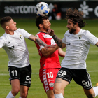 Alarcón y Miki Muñoz pugnan por el balón con un jugador del Unionistas. SANTI OTERO