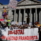 Concentración a las puertas del Congreso de los Diputados convocada por el Encuentro Estatal de Colectivos de Memoria Histórica y Víctimas del Franquismo para denunciar la impunidad del franquismo.-FERNANDO ALVARADO (EFE)