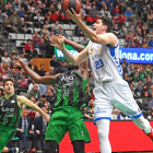 Huskic deja el balón con la izquierda ante Boungou-Colo, ayer.-ACB PHOTO / D. GRAU