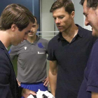 Franco Caselli entregó una camiseta del Burgos CF a Xabi Alonso.-BURGOS CF