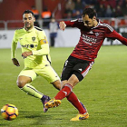Álex Ortiz realiza un pase con la camiseta del CD Mirandés.-LALIGA.COM