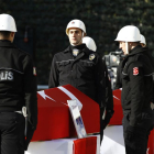 Policías turcos, durante los funerales por las víctimas del doble atentado de Estambul.-AP / EMRAH GUREL