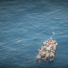 Naufragio de una patera frente a las costas de Libia este jueves, en una fotografía facilitada por Sea Watch.-SEA WATCH