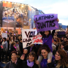 La manifestación de las mujeres de Barcelona, en el paseo de Gràcia.-/ FERRAN NADEU