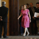 La presidenta del Parlament, Carme Forcadell, se dirige a firmar la notificación del TC sobre la suspensión de la reforma del reglamento de la Cámara-ALBERT BERTRAN