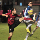 Pedro Martín, autor del gol rojillo, trata de controlar el balón.-JOSÉ ESTEBAN EGURROLA