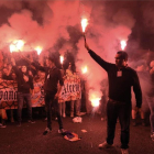Manifestantes de extrema derecha frente a la sede de la ANC en Barcelona.-AFP / LLUIS GENE