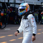 Fernando Alonso después de abandonar la carrera este domingo en Mónaco.-Foto: AFP / BORIS HORVAT
