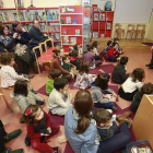 El universo de Gloria Fuertes envolvió ayer la sala infantil de la Biblioteca María Teresa León.-Raúl Ochoa